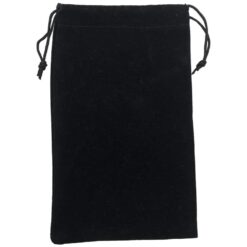 Sacolinha de tecido com textura de veludo, com cordinhas para fechar a parte superior.