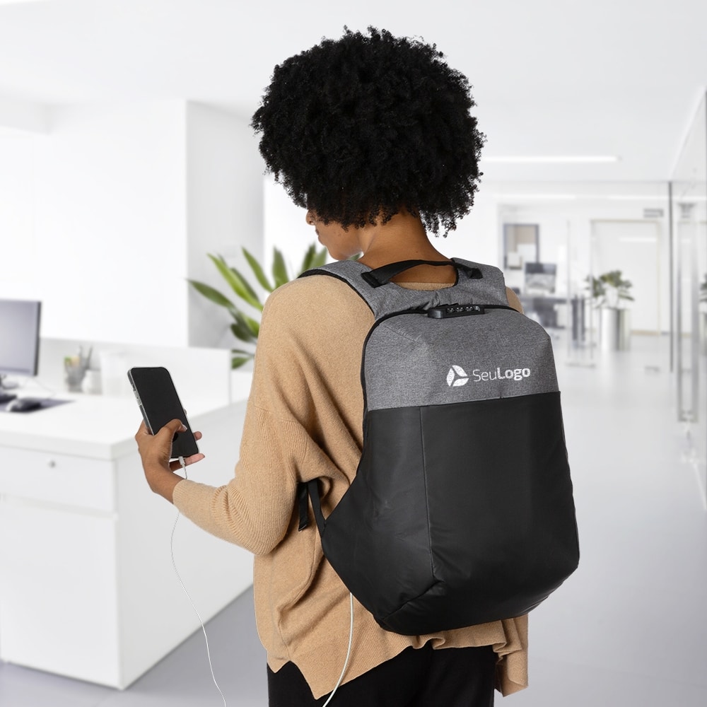 MOCHILA DE POLIÉSTER ANTI-FURTO USB COM SEGREDO 31L SPX-02096-PRE/CIN NA COR PRATA - Imagem 2